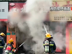 店铺油锅起火引燃油烟管道 消防紧急扑救