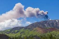 意大利埃特纳火山持续喷发 航班运行受影响