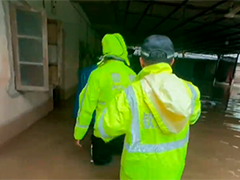 广西钦州八旬老人被积水围困 交警暴雨中逆行施救