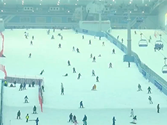 深圳全球最大室内滑雪场迎百万客流 南国盛夏掀起冰雪热