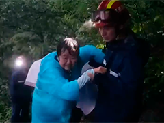 江西九江暴雨突袭致两人被困庐山 消防徒步40分钟救援