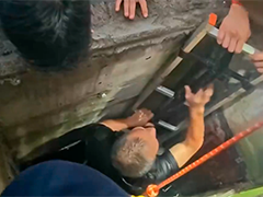 江西抚州强降雨突袭卷走人员车辆 警消联动钻涵洞救人