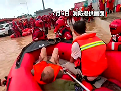 广西横州老人被洪水冲走困于林间 消防转移送医