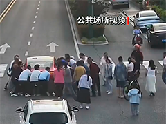 江苏盐城孩子被卷车底 众人合力抬车