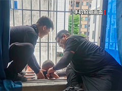 广东中山 幼童悬挂防盗网 众人合力救援
