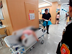 浦东警方开辟生命通道 护送心脏病游客及时就医