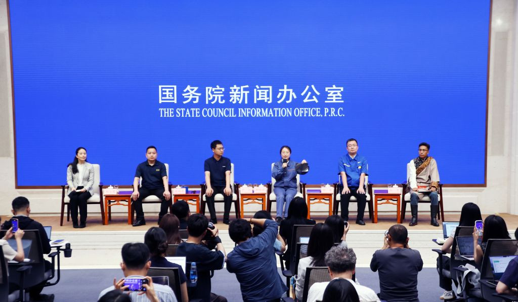 国务院新闻办举行"新征程上的奋斗者"中外记者见面会