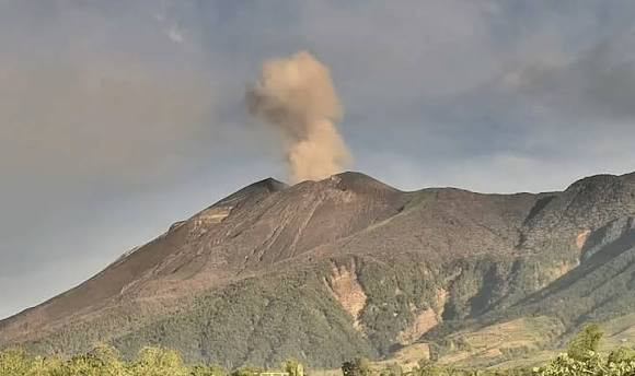 菲律宾坎拉翁火山发生喷发