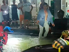 浙江台州积水困住被蛇咬伤男子 消防涉水救援