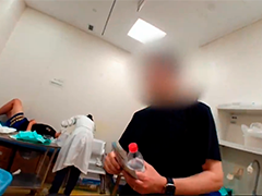 上海静安 男子骑行摔倒头部流血 民警火速送医