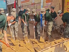 广西 千余名武警官兵持续展开清淤工作