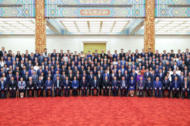 王沪宁会见第十一届世界华侨华人社团联谊大会全体代表