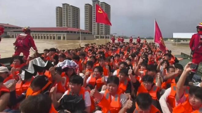 【党旗在基层一线高高飘扬】无惧急流 紧急转移被困群众