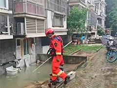 安徽芜湖 强降雨致多处内涝 消防紧急排涝