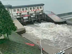 安徽多地降雨易发险情 水库泄洪城区排水