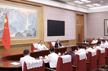 李强主持召开经济形势专家和企业家座谈会