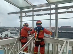 江苏台风来袭高空险情多发 消防紧急排险