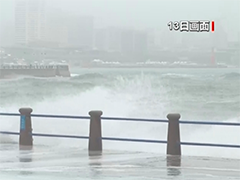 山东青岛 受"巴威"影响 青岛沿海出现海水漫堤