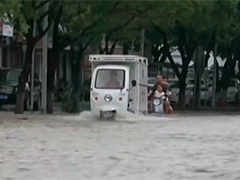 浙江温州:民警坚守一线 涉水驰援被困群众