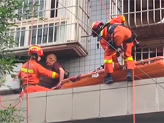 重庆百岁老人被卡窗外 消防紧急营救
