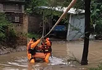 辽宁沈阳 强降雨致小区被淹 消防紧急转移群众