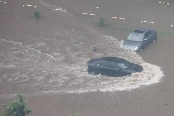 辽宁沈阳 强降雨致小区被淹 消防紧急转移群