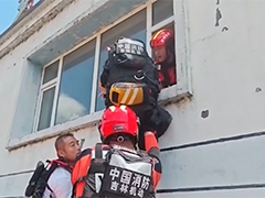 吉林梅河口 约400人被困厂区 消防员送来生活物资