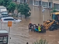 辽宁沈阳 毫不犹豫纵身一跃 辅警4秒救起落水群众