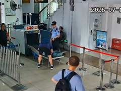 上海乘客晕倒安检机前 辅警及时处置化险为夷