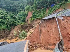 越南莱州持续降雨致一处国道发生山体滑坡
