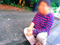 上海老人中暑瘫坐不起 民警相助寻到家人