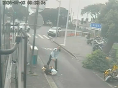 上海金山 乘客突发低血糖 公交司乘合力救助