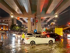 上海午后突遭短时强降雨 四预警齐发 消防救援人员及时转移被困群众