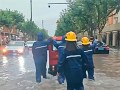 上海杨浦遭遇特大暴雨 市政部门紧急抢排
