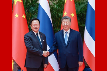习近平会见泰国总理