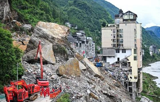 重庆彭水山体崩塌搜救持续进行 多支救援力量在崩塌区域两侧协同作业