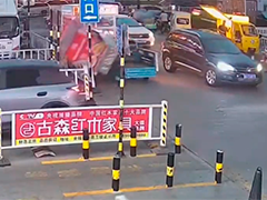 山东潍坊 狂风突袭吹翻小吃摊 暖心接力感动全城