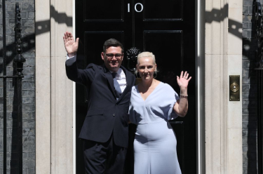 安迪·伯纳姆就任英国首相