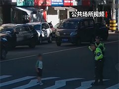 浙江宁波 男孩独自离家找奶奶 铁骑队员护送回家