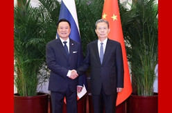 赵乐际会见泰国总理