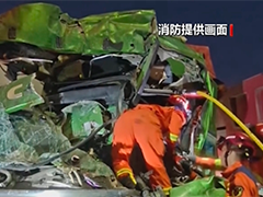 浙江温州 货车相撞两人被困 救援人员轮番托举施救