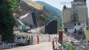 重庆彭水 山体崩塌孤石爆破作业首爆成功