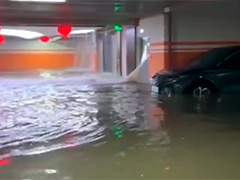 上海杨浦强降雨致地下超市、车库积水严重