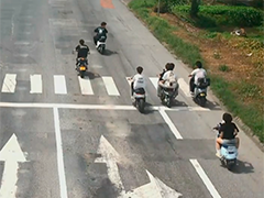 扬州未成年人改装电摩兜风 无视安全被"喊家长"