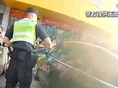 江西吉安 幼童高温被困车内 警方破窗紧急施救