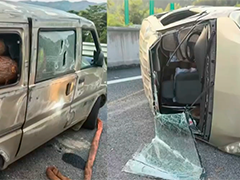 修大高速宜春段 面包车当货车拉木材 结果爆胎侧翻
