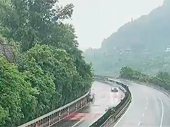 重庆雨天长下坡急刹 车辆侧滑连撞护栏