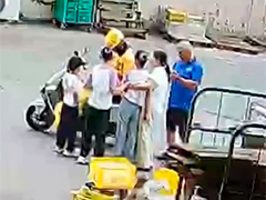连云港 外卖骑手疾驰救人 电动车变身"救护车"