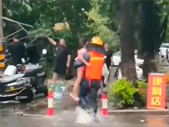 苏州强降雨致多处积水 消防人员紧急抽排