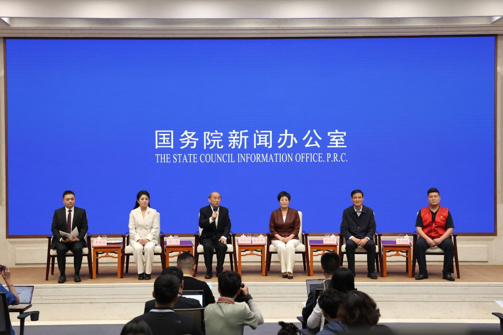 国务院新闻办举行"新征程上的奋斗者"中外记者见面会